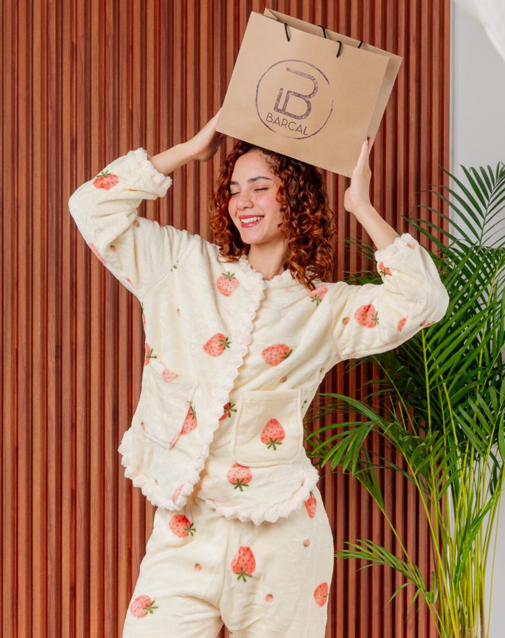 Pijama de dama en felpa - Modelo Fresa - Imagen 3